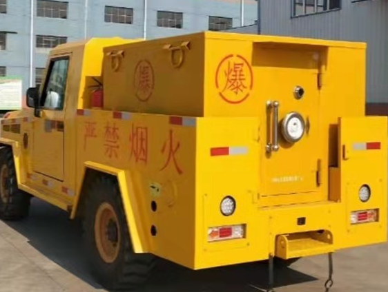 大峪镇凯龙爆破器材运输车：保障爆破任务的安全运行